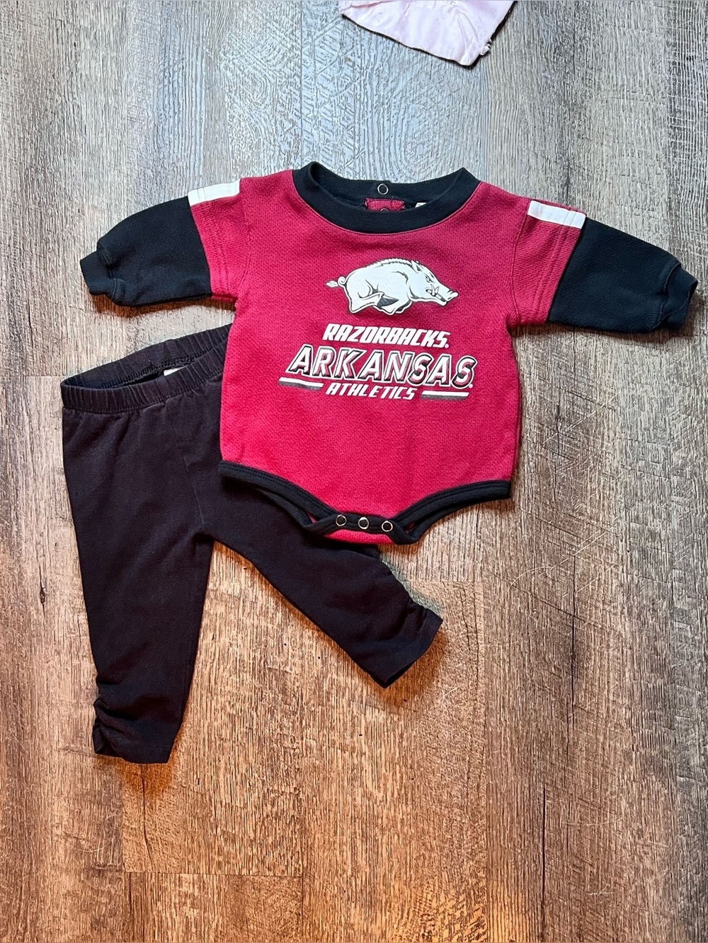 Arkansas Razorbacks Baby Girl Bodysuit Pants Outfit 3-6M NCAA